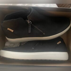 ECCO

Soft 7 Low Cut Zip Bootie